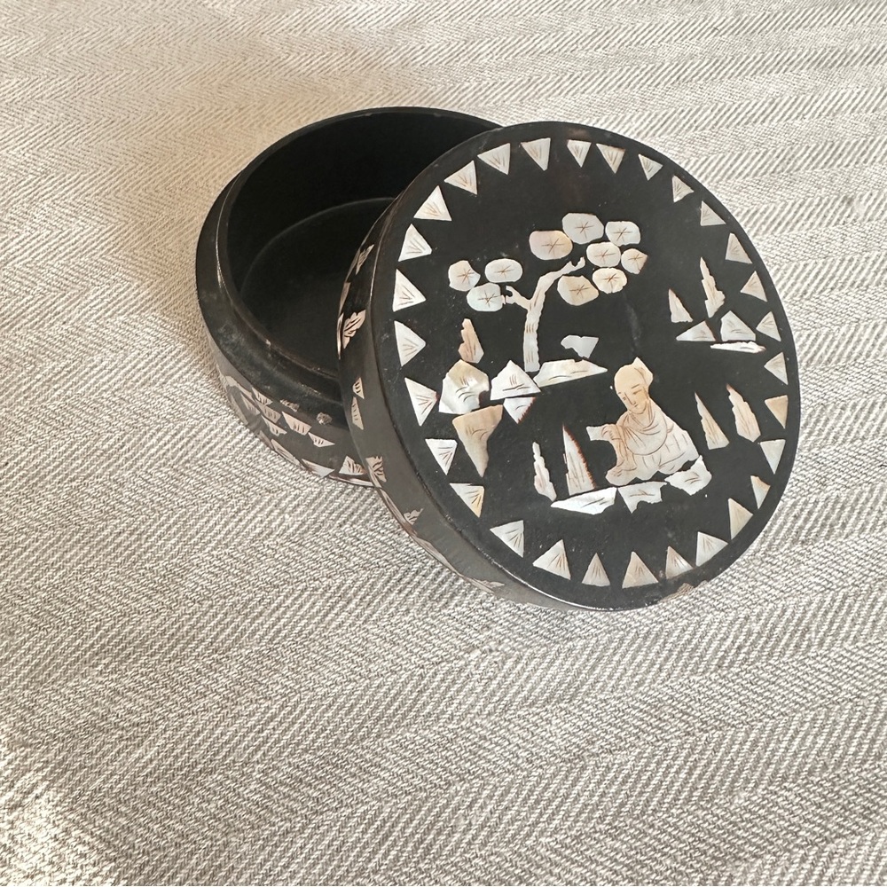 Vintage Chinese mother of pearl inlaid trinket box